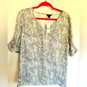 🌸NWT🌸 Ann Taylor blouse. Snakeskin print. Short sleeved. Size Large